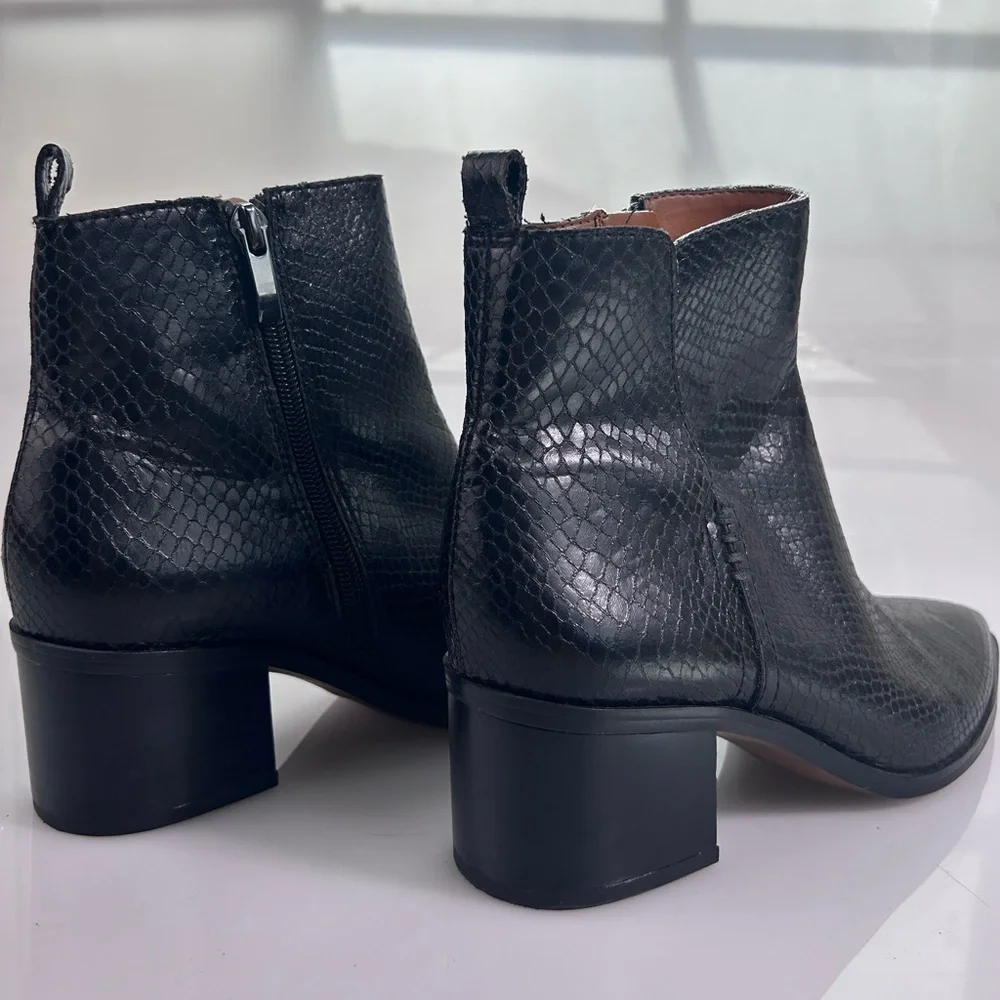 Womens Black leather Snakeskin Embossed Boot Size 6.5